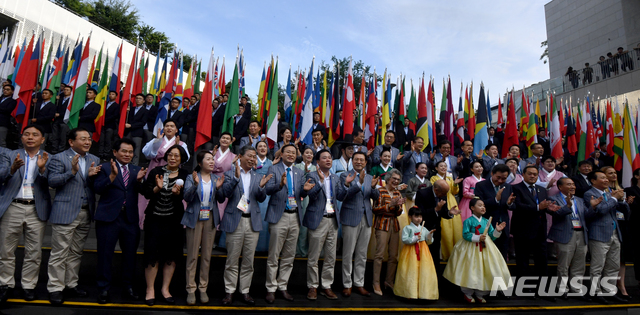 【광주=뉴시스】신대희 기자 = 2019 광주 세계수영선수권대회 폐막일인 28일 오후 광주 동구 국립아시아문화전당 예술극장에서 폐회식 문화공연이 열리고 있다. 2019.07.28. sdhdream@newsis.com