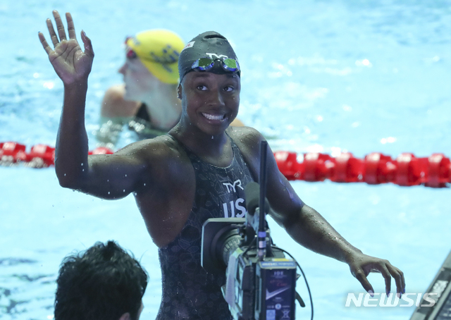 【광주=뉴시스】최진석 기자 = 28일 광주 광산구 남부대학교 시립국제수영장에서 열린 '2019 광주세계수영선수권대회' 경영 여자 자유형 50m 결승에 출전한 미국 시몬 매뉴얼이 금메달을 차지한 뒤 기뻐하고 있다. 2019.07.28.&nbsp; myjs@newsis.com