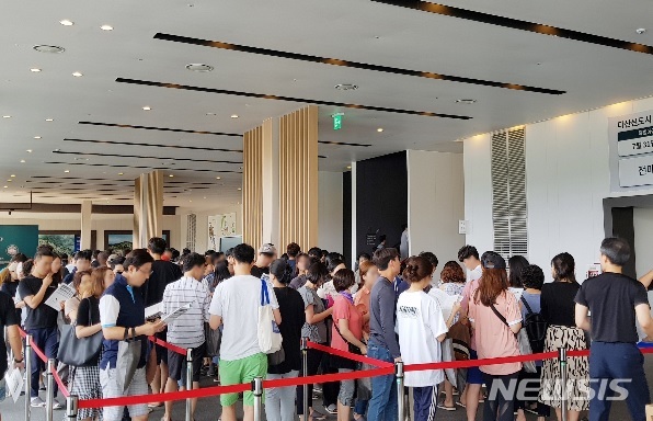 【서울=뉴시스】지난 26일 개관한 다산신도시 자연앤푸르지오 견본주택에 3일간 2만5000여명의 방문객이 다녀갔다.2019.07.29(제공=대우건설)