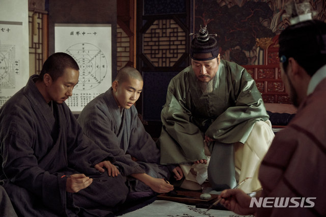 영화 '나랏말싸미'에서 세종대왕이 불승들과 함께 한글을 창제하기 위해 애쓰는 모습