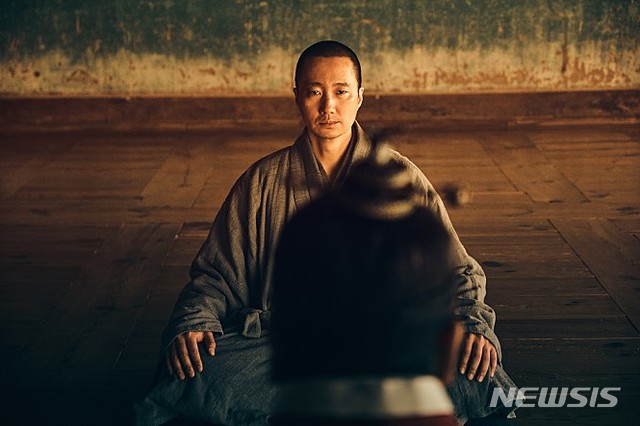 영화 '나랏말싸미'에서 신미스님은 세종대왕 앞에서 고개를 꼿꼿이 세우고 대립한다.