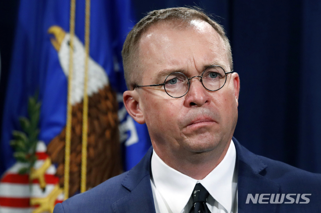 【워싱턴=AP/뉴시스】지난해 7월11일(현지시간) 믹 멀베이니 백악관 비서실장 대행이 워싱턴 법무부에서 열린 기자회견에서 발언을 듣고 있는 모습. 2019.08.21. 