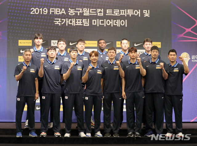 【서울=뉴시스】 전진환 기자 = 2019 FIBA 농구월드컵 트로피 투어 및 국가대표팀 미디어데이 행사가 열린 29일 오전 서울 강남구 삼정호텔 아도니스홀에서 김상식(앞줄 왼쪽) 감독과 선수들이 기념촬영을 하고 있다. 2019.07.29. amin2@newsis.com