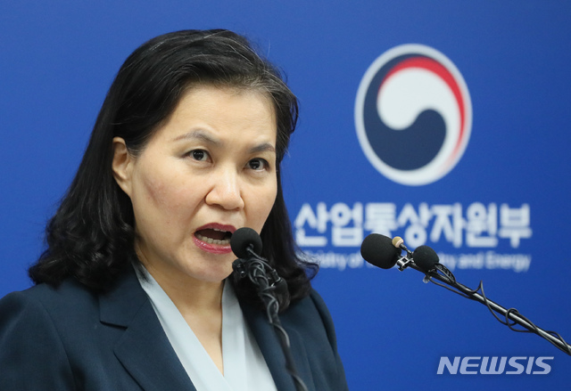 【세종=뉴시스】강종민 기자 = 유명희 산업통상자원부 통상교섭본부장이 29일 오후 정부세종청사에서 일본의 수출규제 부당성을 알리기 위한 미국 방문 결과를 설명하고 있다. 유 본부장은 미국을 방문해 로스 상무장관, 엥겔 하원 외교위원장 등 미 정부와 의회 주요인사와 미 반도체협회 회장 등 업계 관계자, 싱크탱크 및 관련 전문가 등 경제,통상분야 핵심인사와 만나 일본 수출규제 조치에 대한 입장을 설명했다고 밝혔다. 2019.07.29. ppkjm@newsis.com