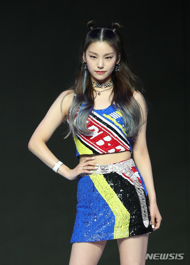 [서울=뉴시스] 조수정 기자 = 그룹 있지(ITZY) 예지가 29일 오후 서울 용산구 한남동 블루스퀘어에서 개최한 첫번째 미니앨범 '있지 아이씨(IT'Z ICY)' 발매 기념 쇼케이스에서 포즈를 취하고 있다. 2019.07.29. chocrystal@newsis.com