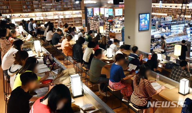 【부산=뉴시스】 하경민 기자 = 서점을 찾은 시민들. 2019.07.29. yulnetphoto@newsis.com