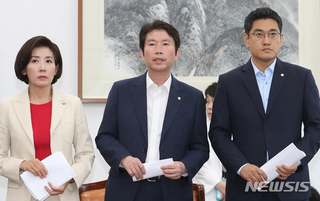 【서울=뉴시스】이종철 기자 = 7월 임시국회 의사일정에 대한 합의에 나서기 위해 29일 서울 여의도 국회에서 열린 여야 3당 교섭단체 원내대표 회동이 끝난뒤 왼쪽부터 자유한국당 나경원, 더불어민주당 이인영, 바른미래당 오신환 원내대표가 합의 내용을 설명하고 있다. 2019.07.29.&nbsp; jc4321@newsis.com 