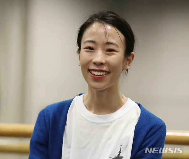 【서울=뉴시스】조수정 기자 = 프랑스 파리오페라발레단(BOP) 제1무용수이자 세계적인 발레리나 박세은이 29일 오후 서울 서초동 예술의전당에서 열린 2019한·프발레예술협회 워크숍에서 열린 토크쇼에서 참가자들의 질문에 답하고 있다. 2019.07.29. chocrystal@newsis.com