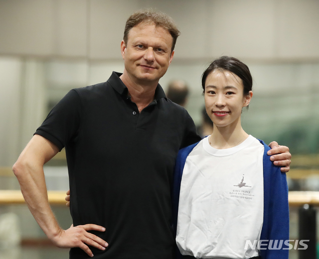 【서울=뉴시스】조수정 기자 = 프랑스 파리오페라발레단(BOP) 안드레이 클렘(Andrey Klemm.왼쪽) 교수와 제1무용수인 발레리나 박세은이 29일 오후 서울 서초동 예술의전당에서 뉴시스와 인터뷰를 마친 뒤 포즈를 취하고 있다. 안드레이 클렘과 박세은은 2019 한·프발레예술협회 워크숍에 함께한다. 2019.07.29. chocrystal@newsis.com