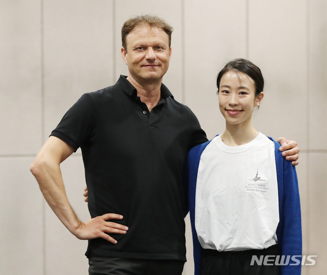 【서울=뉴시스】조수정 기자 = 프랑스 파리오페라발레단(BOP) 안드레이 클렘(Andrey Klemm.왼쪽) 교수와 제1무용수인 발레리나 박세은이 29일 오후 서울 서초동 예술의전당에서 뉴시스와 인터뷰를 마친 뒤 포즈를 취하고 있다. 안드레이 클렘과 박세은은 2019 한·프발레예술협회 워크숍에 함께한다. 2019.07.29. chocrystal@newsis.com