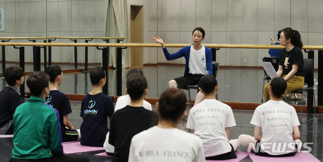 【서울=뉴시스】조수정 기자 = 프랑스 파리오페라발레단(BOP) 제1무용수이자 세계적인 발레리나 박세은이 29일 오후 서울 서초동 예술의전당에서 열린 2019한·프발레예술협회 워크숍에서 열린 토크쇼에서 참가자들의 질문에 답하고 있다. 2019.07.29. chocrystal@newsis.com