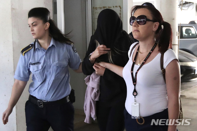 이스라엘 청소년 12명을 집단 성폭행했다고 거짓 고소한 혐의를 받고 있는 영국 여성이 체포된 뒤 29일 법정으로 경찰 호송되고 있다&nbsp;&nbsp;&nbsp; AP