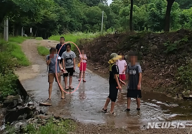 【청주=뉴시스】임선우 기자 = 지난 23일 오전 10시30분께 충북 청주시 상당구 가덕면 내암리 258 무심천 발원지 인근에서 실종된 조은누리양(빨간색 원안). 실종 직전 일행과 함께 촬영한 사진이다. 2019.07.30. (사진=청주상당경찰서 제공)&nbsp; photo@newsis.com 