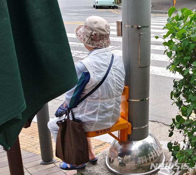 【과천=뉴시스】 박석희 기자 =과천 소방서 삼거리에 설치된 장수 의자 설치 전경.(사진=과천시 제공) 