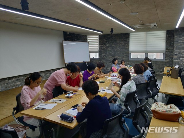 【서울=뉴시스】 동작구 평생학습관에서 열린 프랑스 자수 기초반 수업을 듣고 있는 모습. 2019.07.30. (사진=동작구 제공)