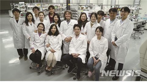 【서울=뉴시스】기초과학연구원(IBS) 인지 및 사회성 연구단 인지 교세포과학 그룹 이창준 연구단장 연구팀은 경북대, 한국과학기술연구원(KIST)과 공동으로 행복감을 유발하는 화합물인 오피오이드가 뇌의 별세포와 결합하는 과정에서 장소에 대한 선호 기억을 형성함을 규명했다이번 연구에 참여한 인지 및 사회성 연구단 인지 교세포과학 그룹의 모습. (사진/IBS 제공) photo@newsis.com