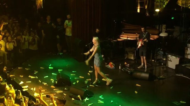 앤 마리 종이비행기 이벤트 ⓒ유튜브 캡처