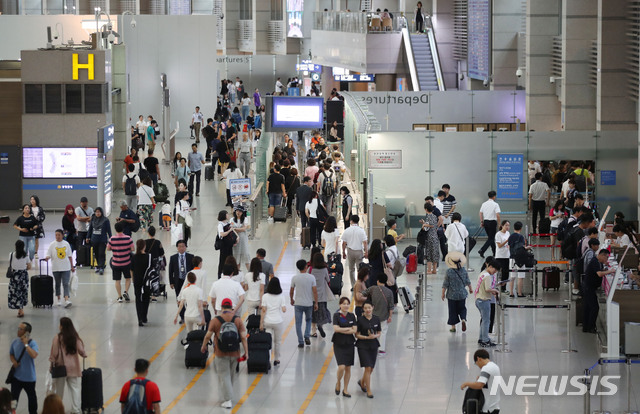 【인천공항=뉴시스】김진아 기자 = 30일 오전 인천국제공항 출국장이 휴가철을 맞아 해외로 떠나는 여행객들로 붐비고 있다. 2019.07.30. bluesoda@newsis.com