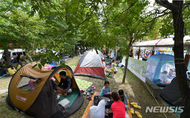 【광주=뉴시스】류형근 기자 = 광주와 전남 대부분지역에 폭염특보가 내려진 30일 오전 광주 광산구 '광주시민의 숲 물놀이장'에서 어린이와 시민들이 나무그늘 아래서 휴식을 취하고 있다. 2019.07.30.&nbsp; hgryu77@newsis.com