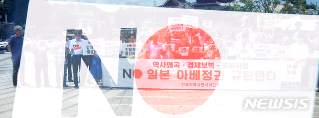 【전주=뉴시스】 김얼 기자= 30일 전북 전주시 풍남문광장 평화의 소녀상 앞에서 50여 개 전북시민단체 관계자들이 '역사왜곡·경제보복·평화위협 아베정권 규탄' 기자회견을 갖고 NO 아베 피켓을 들고 구호를 외치고 있다. 사진은 노출이 다른 사진을 다중 촬영한 모습. 2019.07.30. pmkeul@newsis.com