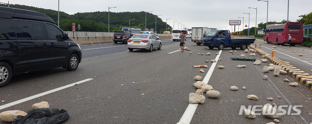 [인천공항=뉴시스]홍찬선 기자 = 지난해 7월30일 인천공항고속도로 신도시 분기점에서 4차선을 달리던 1t 트럭 뒤를 달리던 인천공항행 공무원 통근버스가 추돌하는 사고가 발생했다.2019.07.30. photo@newsis.com (사진은 기사 내용과 관련이 없습니다.)