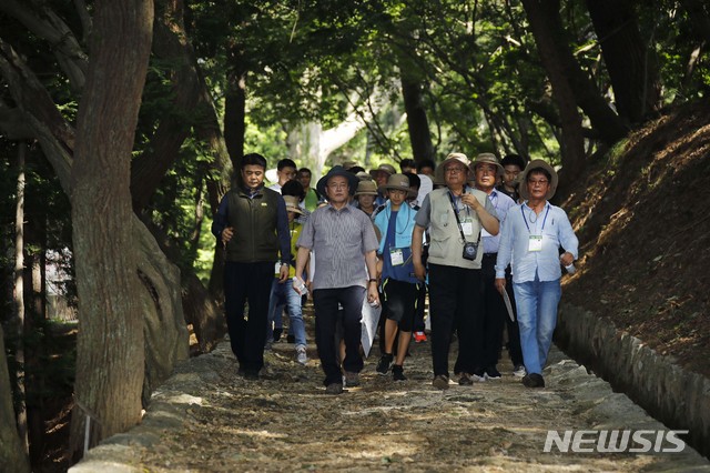 【거제=뉴시스】박진희 기자 = 문재인 대통령이 30일 오후 경남 거제시에 위치한 대통령 별장지 '저도'를 국민탐방단과 함께 돌아보고 있다. 저도는 진해와 부산을 보호하는 전략적 위치로 인해 일제 강점기인 1920년대부터 군기지로 활용되고 있다. 1972년에는 대통령 별장(청해대)지로 지정되어 일반인은 거주 또는 방문을 금지했다. 문 대통령의 이번 방문은 국내 관광 활성화와 저도를 국민에게 돌려준다는 2017년 대선공약 이행차원에서 마련했다. 2019.07.30. pak7130@newsis.com