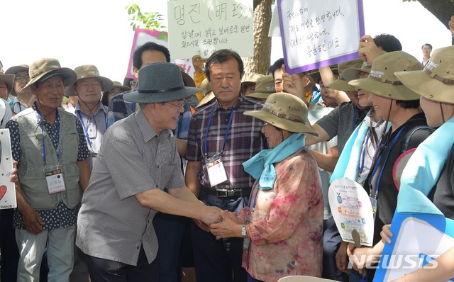 【거제=뉴시스】박진희 기자 = 30일 경상남도 거제시 저도를 찾은 문재인 대통령이 이곳에 살던 전 주민과 인사하고 있다. 2019.07.30. pak7130@newsis.com