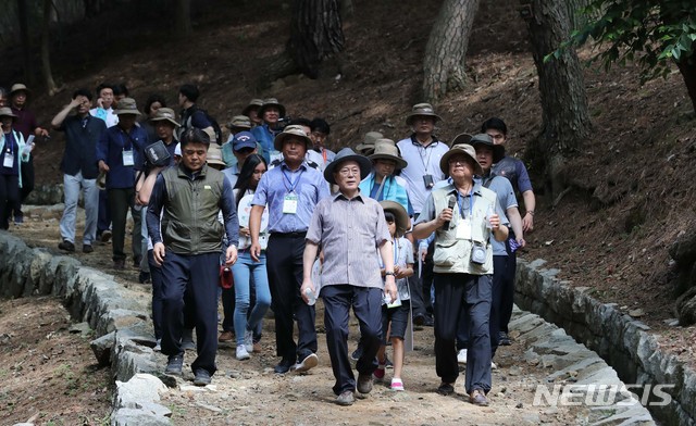 【거제=뉴시스】박진희 기자 = 문재인 대통령이 30일 오후 경남 거제시에 위치한 대통령 별장지 '저도'를 국민탐방단과 함께 돌아보고 있다. 저도는 진해와 부산을 보호하는 전략적 위치로 인해 일제 강점기인 1920년대부터 군기지로 활용되고 있다. 1972년에는 대통령 별장(청해대)지로 지정되어 일반인은 거주 또는 방문을 금지했다. 문 대통령의 이번 방문은 국내 관광 활성화와 저도를 국민에게 돌려준다는 2017년 대선공약 이행차원에서 마련했다. 2019.07.30. pak7130@newsis.com