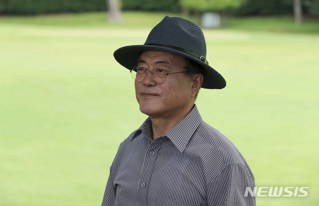 【거제=뉴시스】박진희 기자 = 문재인 대통령이 30일 오후 경남 거제시에 위치한 대통령 별장지 '저도'를 국민탐방단과 함께 방문하고 있다. 저도는 진해와 부산을 보호하는 전략적 위치로 인해 일제 강점기인 1920년대부터 군기지로 활용되고 있다. 1972년에는 대통령 별장(청해대)지로 지정되어 일반인은 거주 또는 방문을 금지했다. 문 대통령의 이번 방문은 국내 관광 활성화와 저도를 국민에게 돌려준다는 2017년 대선공약 이행차원에서 마련했다. 2019.07.30. pak7130@newsis.com