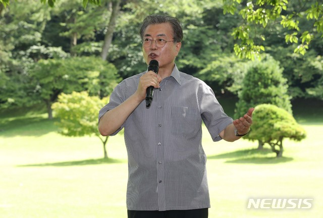 【거제=뉴시스】박진희 기자 = 문재인 대통령이 30일 오후 경남 거제시에 위치한 대통령 별장지 '저도'를 국민탐방단과 함께 방문하여 변광용 거제 시장의 브리핑을 청취하고 인사말을 하고 있다. 저도는 진해와 부산을 보호하는 전략적 위치로 인해 일제 강점기인 1920년대부터 군기지로 활용되고 있다. 1972년에는 대통령 별장(청해대)지로 지정되어 일반인은 거주 또는 방문을 금지했다. 문 대통령의 이번 방문은 국내 관광 활성화와 저도를 국민에게 돌려준다는 2017년 대선공약 이행차원에서 마련했다. 2019.07.30. pak7130@newsis.com