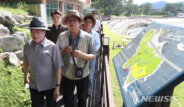 【거제=뉴시스】박진희 기자 = 30일 경상남도 거제시 저도를 찾은 문재인 대통령이 인솔자와 함께 저도산책로를 거닐고 있다. 2019.07.30.&nbsp; pak7130@newsis.com