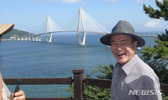 【거제=뉴시스】박진희 기자 = 30일 경상남도 거제시 저도를 찾은 문재인 대통령이 산책로 전망대에서 바다를 보고 있다. 2019.07.30.&nbsp; pak7130@newsis.com