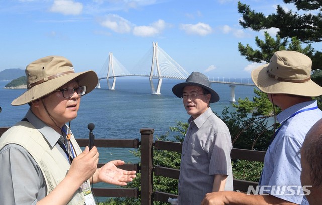 【거제=뉴시스】 오는 17일 '대통령 별장'으로 유명한 거제 저도에 일반인 관광객을 실어나를 첫 배가 운항한다. 사진은 저도반환을 약속한 문재인 대통령의 저도 방문 당시 모습. (사진=뉴시스 자료사진)