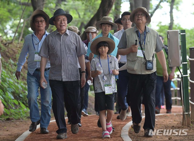 【거제=뉴시스】박진희 기자 = 문재인 대통령이 지난 7월30일 오후 경남 거제시에 위치한 대통령 별장지 '저도'를 국민탐방단과 함께 돌아보고 있다. 저도는 진해와 부산을 보호하는 전략적 위치로 인해 일제 강점기인 1920년대부터 군기지로 활용되고 있다. 1972년에는 대통령 별장(청해대)지로 지정되어 일반인은 거주 또는 방문을 금지했다. 문 대통령의 이번 방문은 국내 관광 활성화와 저도를 국민에게 돌려준다는 2017년 대선공약 이행차원에서 마련했다. 2019.07.30. pak7130@newsis.com