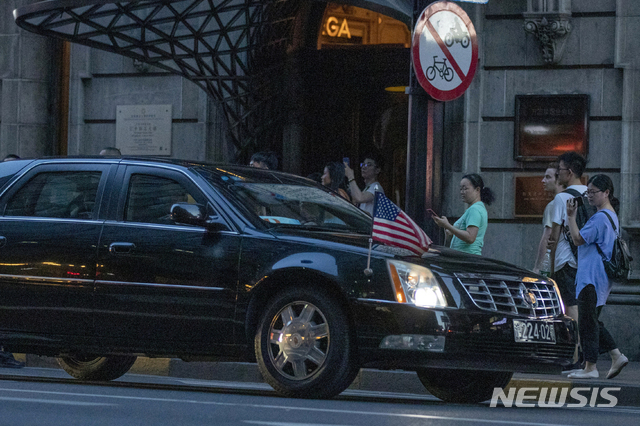 미중 고위급 협상이 시작되는 30일 저녁 상하이 피스 호텔 앞에 성조기를 단 차량 행렬이 도착하고 있다. 협상은 내일까지 이어진다 AP