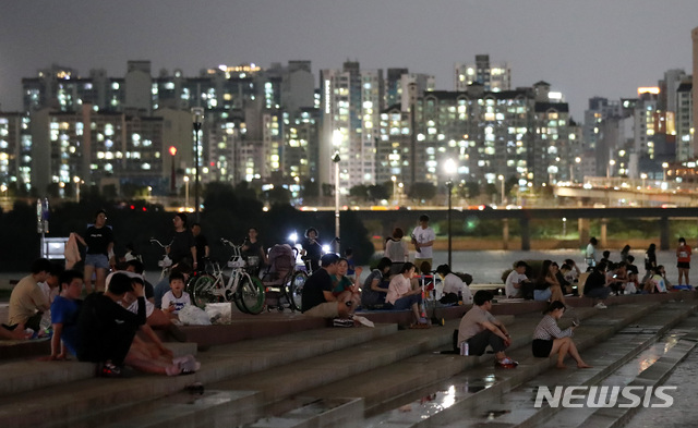 【서울=뉴시스】이영환 기자 = 연일 무더위가 이어지고 있는 30일 오후 서울 영등포구 여의도 한강공원 물빛광장에서 시민들이 더위를 식히고 있다. 2019.07.30. 20hwan@newsis.com