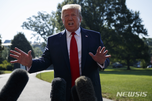 【워싱턴=AP/뉴시스】 도널드 트럼프 대통령이 30일(현지시간) 백악관에서 취재진들의 질문에 답하고 있다. 그는 이날 브라질과의 우호적인 관계를 강조하며 우리는 브라질과 FTA를 맺을 것이다. 브라질은 거대한 무역 상대국이다. 또 우리는 서로의 관계를 사랑한다"고 발언했다. 2019.7.31.