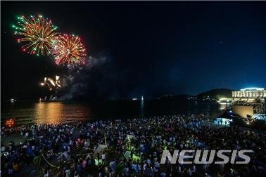  [부산=뉴시스] 허상천 기자 = 부산시는 8월 2일부터 6일까지 닷새동안 해운대·광안리·다대포·송도·송정 등 부산의 주요 해수욕장 5곳에서 다채로운 프로그램으로 관광객들을 맞이한다고 31일 밝혔다. 사진은 지난해 바다축제 장면. 2019.07.31. (사진 = 부산시 제공) photo@newsis.com