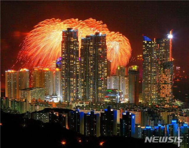  [부산=뉴시스] 허상천 기자 = 부산시는 ‘제20회 부산관광사진 전국공모전’ 심사결과 대상에 김기홍씨의 ‘마린시티와 불꽃축제’를 선정하는 등 수상작을 31일 발표했다. 2019.07.31. (사진 = 부산시 제공)&nbsp; photo@newsis.com