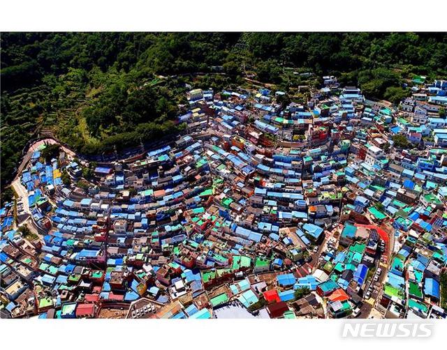  [부산=뉴시스] 허상천 기자 =&nbsp; 부산시는 ‘제20회 부산관광사진 전국공모전’ 심사 결과 특별상으로 선정된 최관식씨의 ‘감천문화마을’. 2019.07.31. (사진 = 부산시 제공)&nbsp; photo@newsis.com