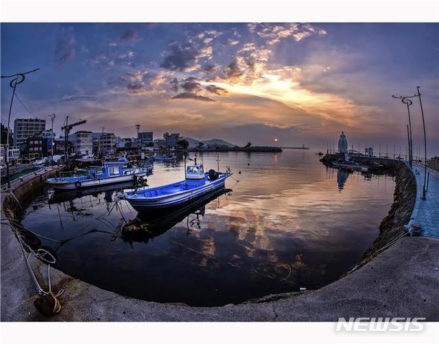  [부산=뉴시스] 허상천 기자 =&nbsp; 제20회 부산관광사진 전국공모전’ 심사결과 우수상에 선정된 나금주씨의 ‘젖병등대 여명’. 2019.07.31. (사진 = 부산시 제공)&nbsp;&nbsp; photo@newsis.com