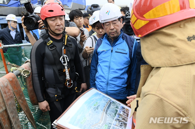 【서울=뉴시스】박원순(가운데) 서울시장이 지닌달 31일 오후 신월 빗물저류 배수시설 사고 현장을 방문해 상황을 보고 받고 있다. 2019.07.31. (사진=서울시 제공)