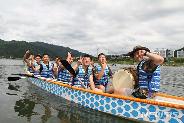 【화천=뉴시스】한윤식 기자 = 31일 오후 강원 화천 북한강 쪽배축제장 일원에서 펼쳐진 이기자 부대의 날 산천호 용선 경주대회에 참가한 장병들이 힘차게 노를 저으며 물살을 가르고 있다.2019.07.31. ysh@newsis.com