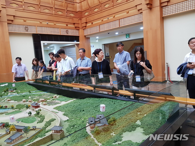 【안동=뉴시스】 경북도 지역혁신협의회와 지역혁신지원단 관계자들이 31일 세계기록유산으로 지정된 유교책판이 있는 한국국학진흥원을 둘러보고 있다. 2019.07.31 (사진=경북도 제공)