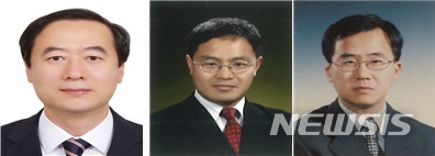 【세종=뉴시스】닯고 싶은 환경부 간부공무원으로 선정된 김동진 대변인(왼쪽)과 이호중 자연보전정책관(가운데), 황계영 주 중화인민공화국 대사관 공사참사관(전 물환경정책국장·오른쪽). 2019.08.01. (사진= 환경부 제공)