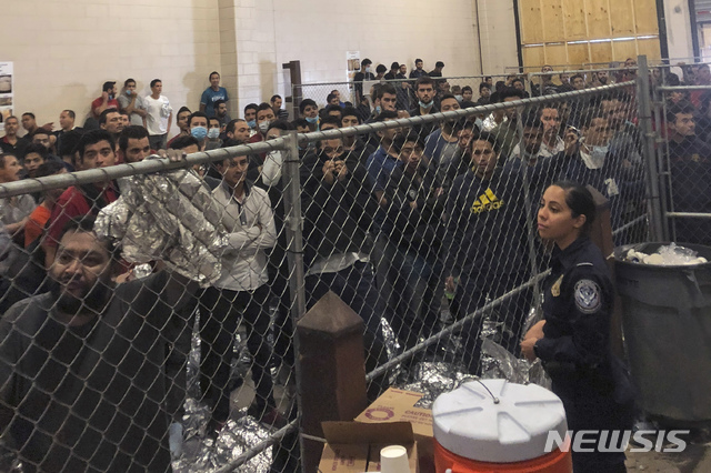 【매켈런( 미 텍사스주)=AP/뉴시스】텍사스 매켈런 불법이민 수용소 모습. 2019.08.22.