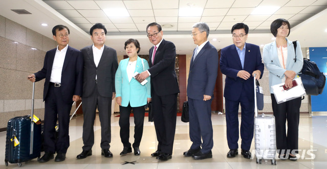 【서울=뉴시스】김선웅 기자 = 일본의 경제 규제 문제를 해결하기 위한 국회 방일단의 단장 서청원 의원 등 여야 국회의원들이 31일 서울 강서구 김포공항에서 출국하고 있다. 2019.07.31.&nbsp; mangusta@newsis.com 