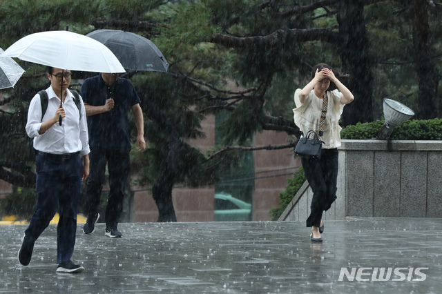【서울=뉴시스】 이윤청 기자 = 중부지방에 국지성 호우가 내린 31일 서울 서초구 서울중앙지방검찰청으로 직원들이 출근하고 있다. 2019.07.31. radiohead@newsis.com