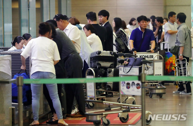 【인천공항=뉴시스】배훈식 기자 = 지난 7월31일 오전 인천국제공항 1터미널 출국장이 휴가를 떠나는 피서객들로 붐비고 있다. 2019.07.31. dahora83@newsis.com