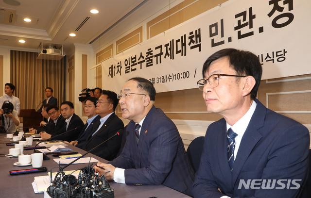 【서울=뉴시스】고승민 기자 = 31일 서울 여의도 국회에서 열린 제1차 일본수출규제대책 민관정 협의회에서 홍남기 경제부총리 겸 기획재정부 장관이 발언하고 있다. 2019.07.31. kkssmm99@newsis.com